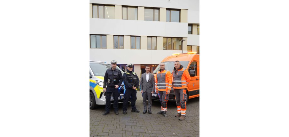 Neue Fahrzeuge für Ordnungspolizei und Bauhof Im Foto ist das neue große Fahrzeug des Ordnungspolizei links und das des Bauhofs rechts und davor jeweils zwei Mitarbeiter der zuständigen Stellen, in ihrer Mitte Bürgermeister Mark Pullmann