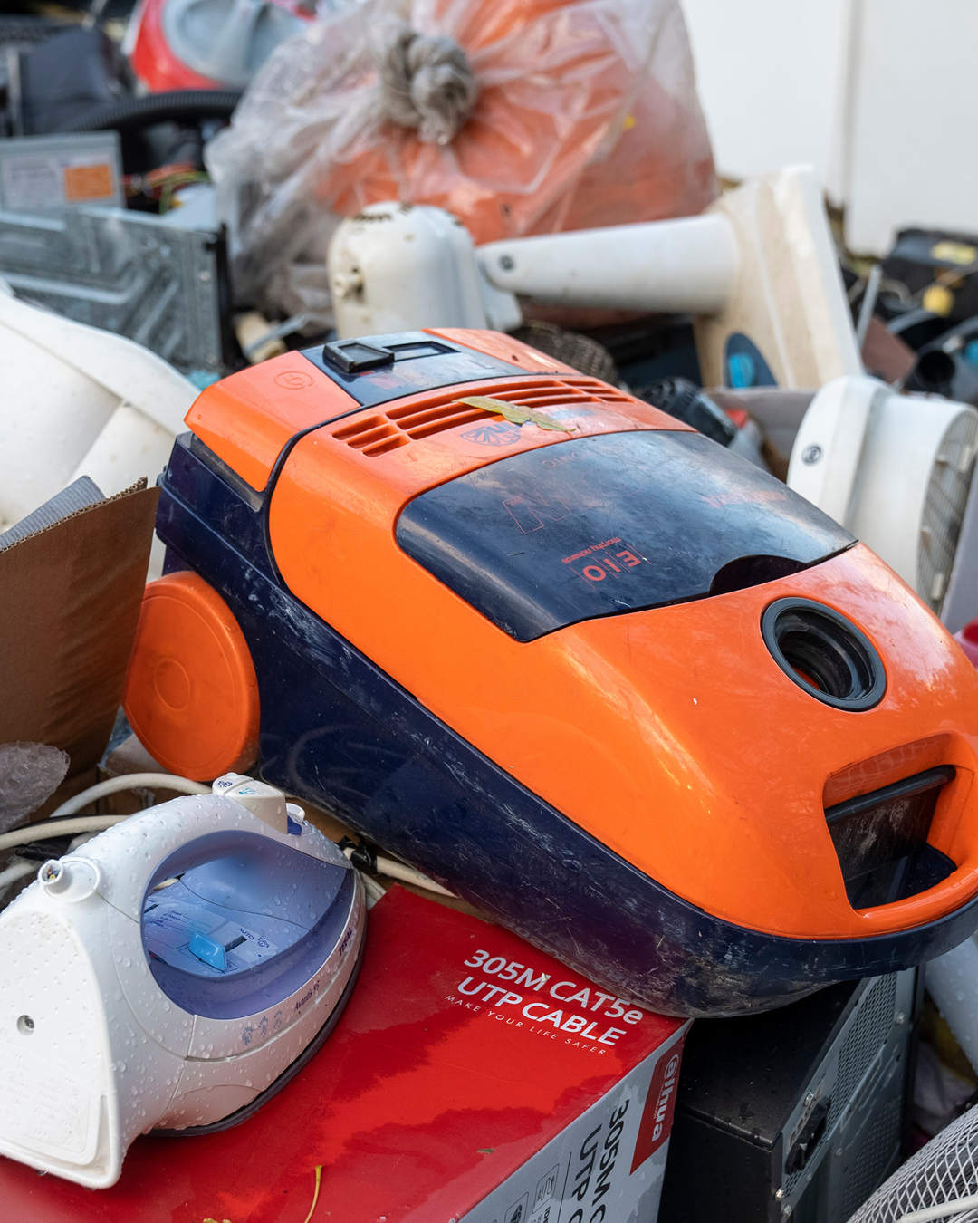 Gebrauchte Feuerlöscher, Altöl, Lacksprühdosen und die Gefahrensymbole auf den Produkten, die beim Schadstoffmobil abgegeben werden müssen