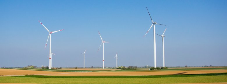 Windräder auf freiem Feld