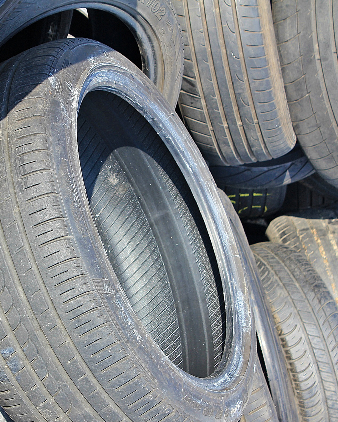 Neu: Annahme von PKW-Altreifen am Wertstoffhof Es sind Altreifen abgebildet