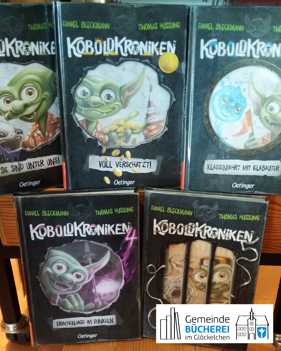 Im Foto zu sehen sind die bisher erschienenen Bücher der Reihe