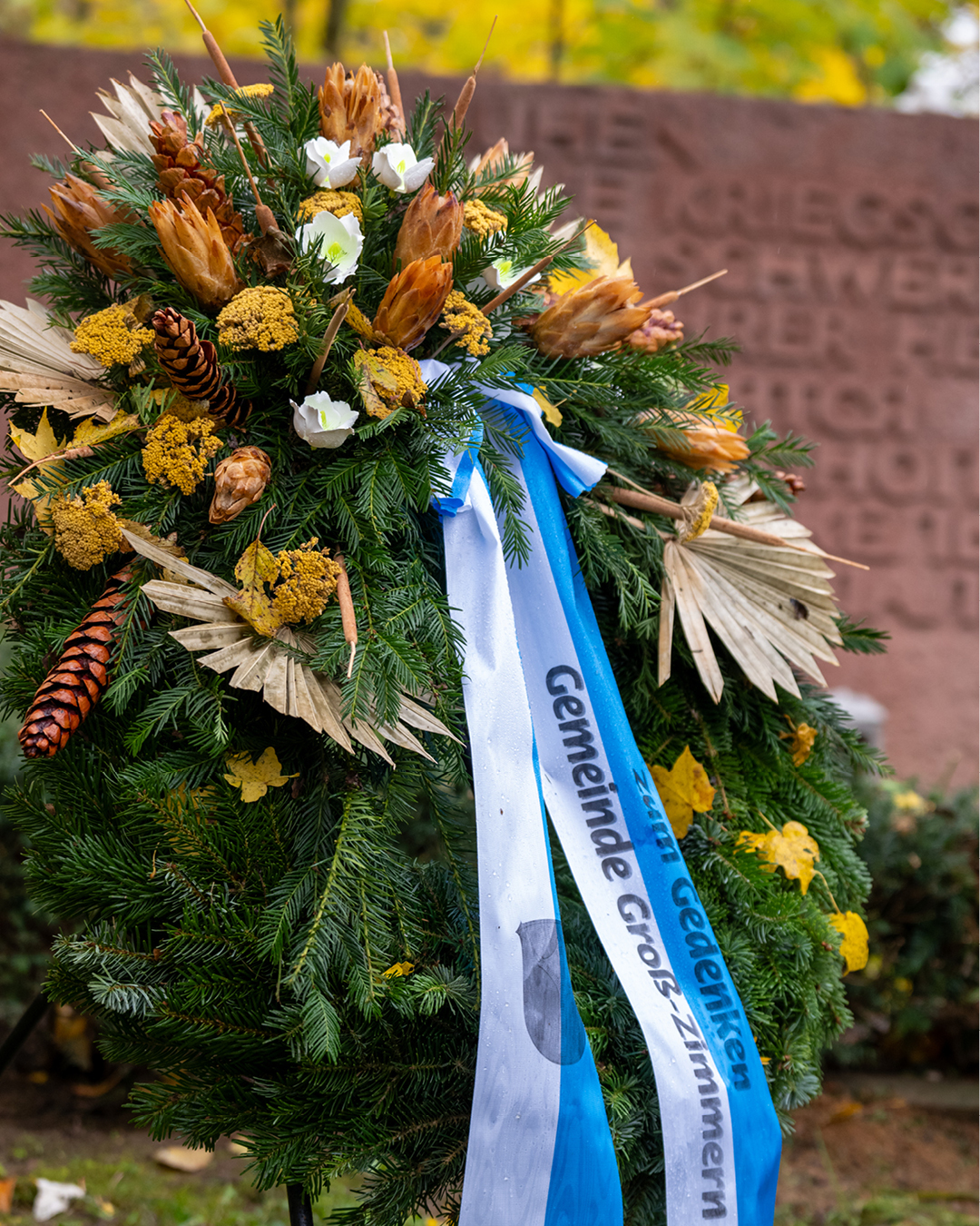 Einladung Volkstrauertag Auf dem Bild zu sehen ist ein Gedenk-Kranz