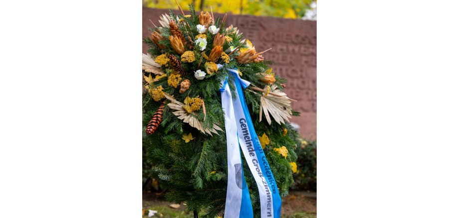 Einladung Volkstrauertag Auf dem Bild zu sehen ist ein Gedenk-Kranz