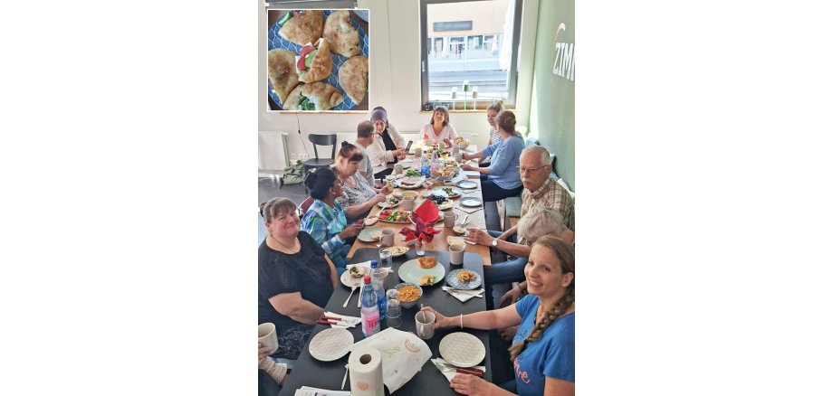 Ein reich gedeckter Frühstückstisch, an dem mehrere Personen sitzen; kleines Foto: gefüllte Pitataschen