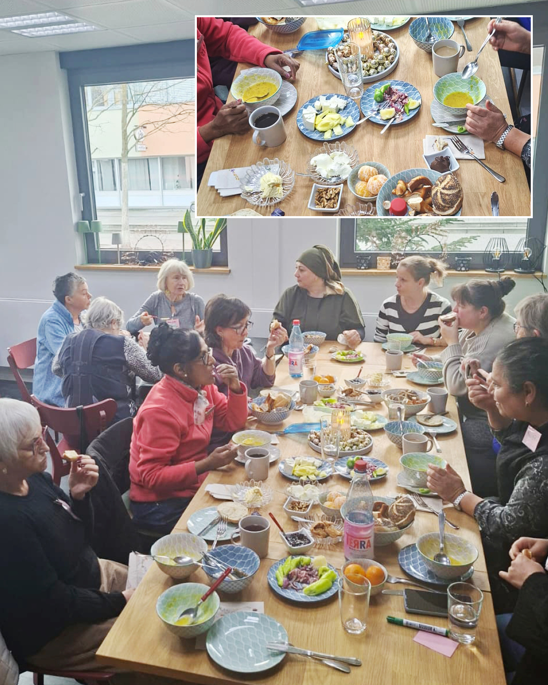 FrühstücksKlatsch Im Foto sind die Frühstückenden am Tisch sitzend zu sehen, im kleinen Foto ein Teil der Frühstücksauswahl