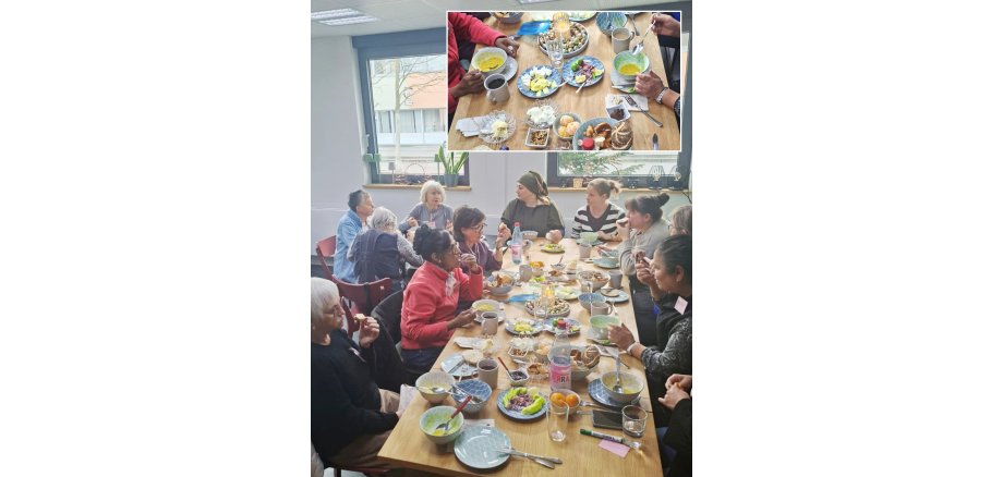 FrühstücksKlatsch Im Foto sind die Frühstückenden am Tisch sitzend zu sehen, im kleinen Foto ein Teil der Frühstücksauswahl