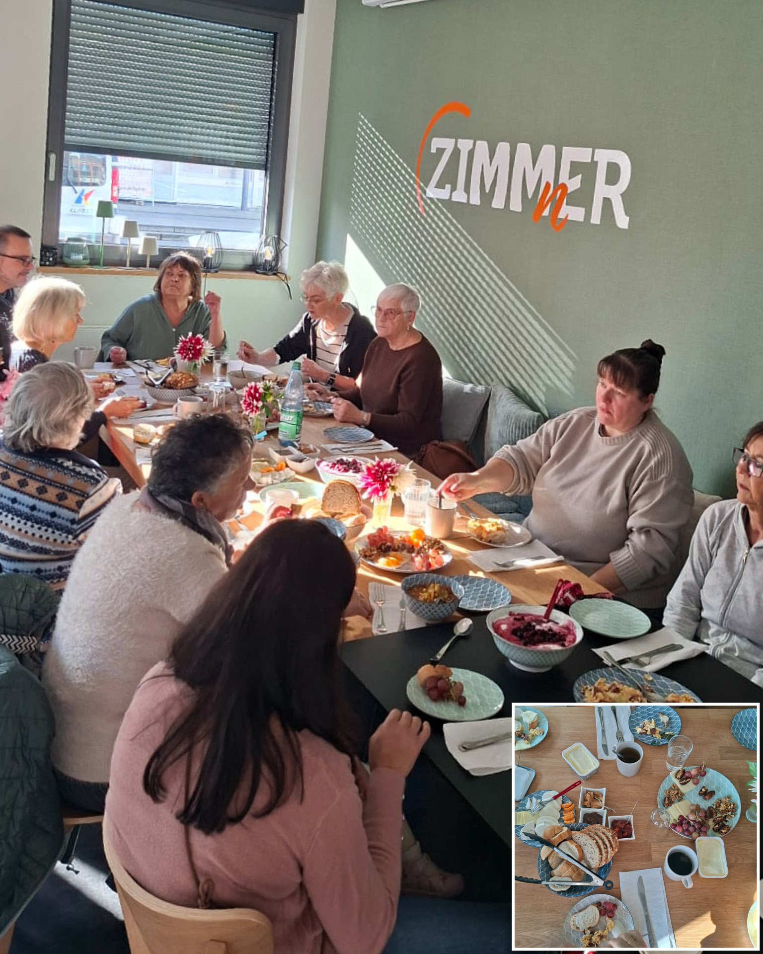 Neue Termine bis Jahresende Ein reich gedeckter Frühstückstisch mit daran sitzenden Personen