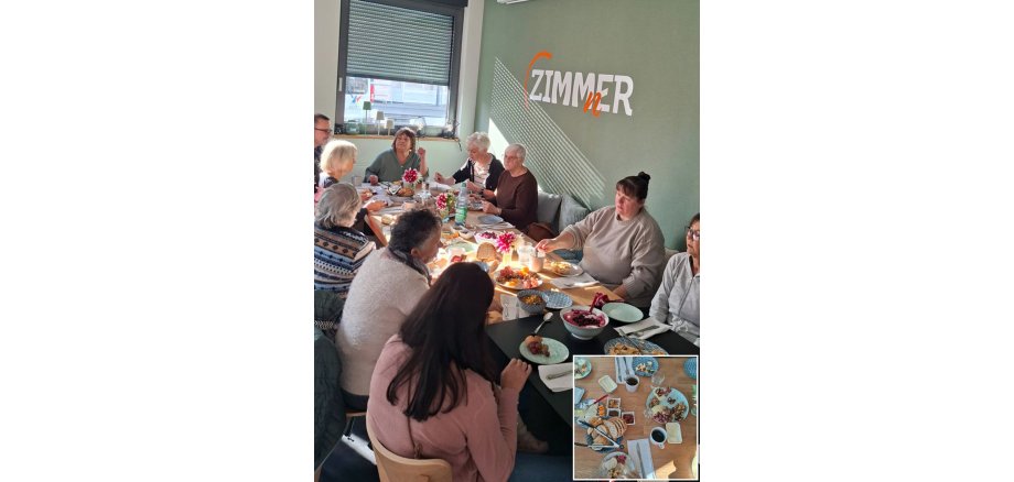 Ein reich gedeckter Frühstückstisch mit daran sitzenden Personen