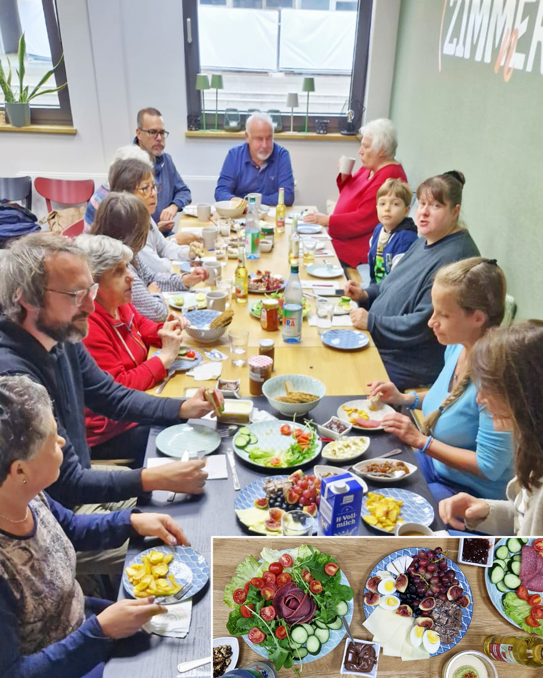 Neue Termine bis Jahresende Ein reich gedeckter Frühstückstisch mit daran sitzenden Personen