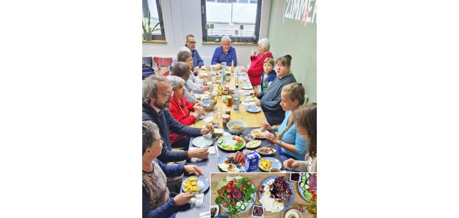 Neue Termine bis Jahresende Ein reich gedeckter Frühstückstisch mit daran sitzenden Personen