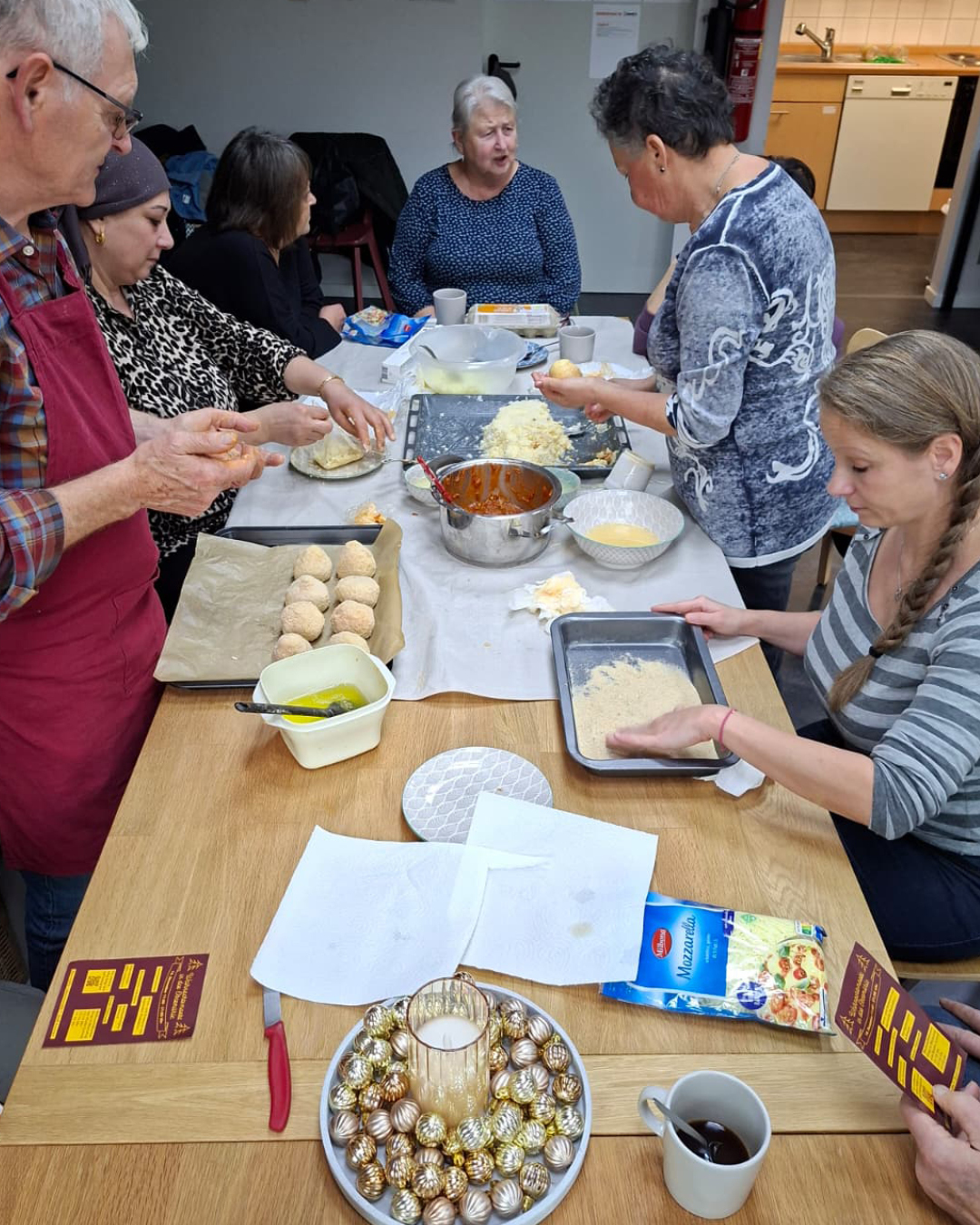 Menschen bei der Zubereitung der gemeinsamen Mahlzeit