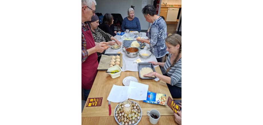 KochKlatsch Menschen bei der Zubereitung der gemeinsamen Mahlzeit