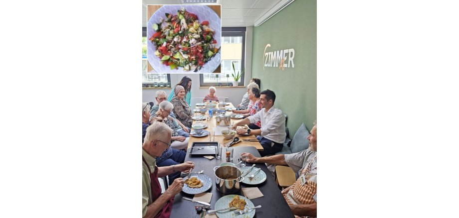 Auf den oberen Foto sieht man Teilnehmende bei der Essenszubereitung, auf dem Foto unten links einen mit gefüllten Champignons und Kartoffelgratin angerichteten Teller und auf dem Foto unten rechts die Gruppe am Tisch mit der Supper als Vorspeise