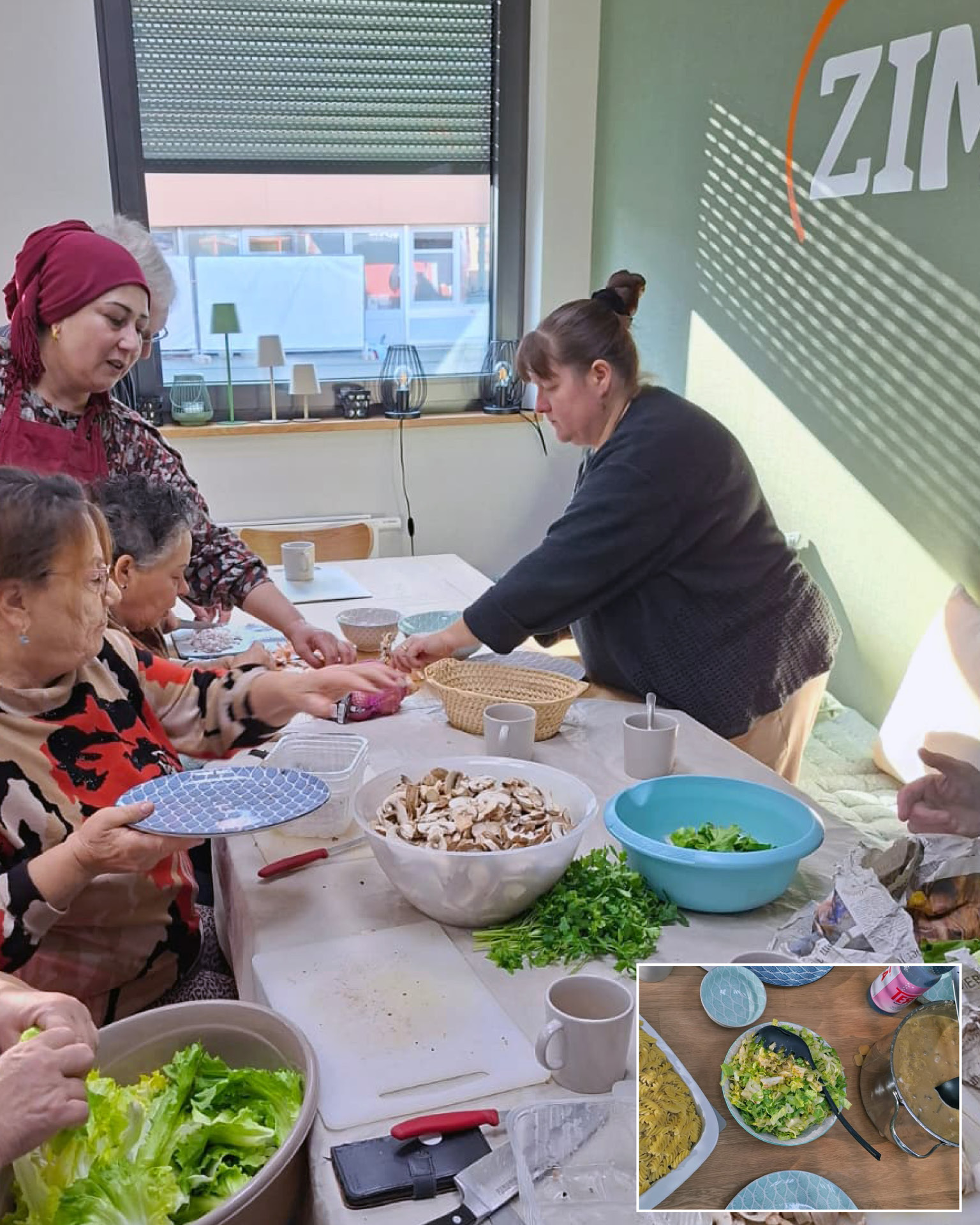 Ein reich gedeckter Mittagstisch mit daran sitzenden Personen