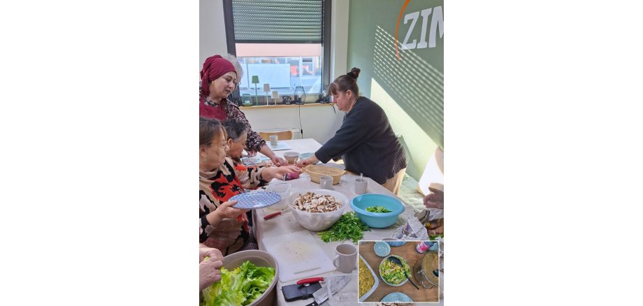 KochKlatsch im ZIMMnER Ein reich gedeckter Mittagstisch mit daran sitzenden Personen