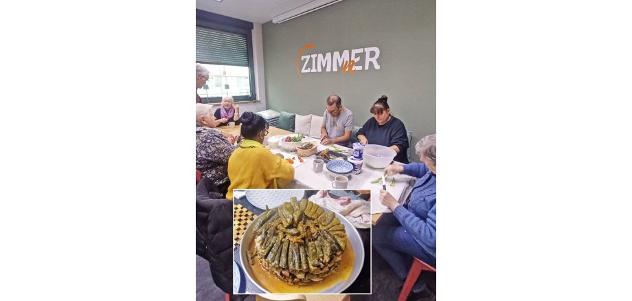 Ein reich gedeckter Frühstückstisch mit daran sitzenden Personen