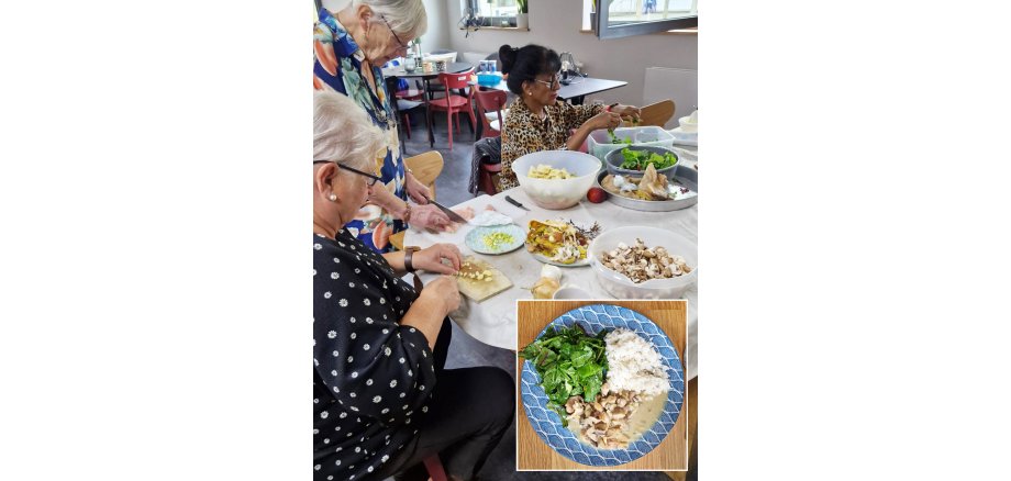 Auf dem Foto sieht man Teilnehmer bei der Zubereitung des Menüs, im kleinen Foto ein Teller mit dem Hauptgericht: Geschnetzeltes mit Reis und Salat
