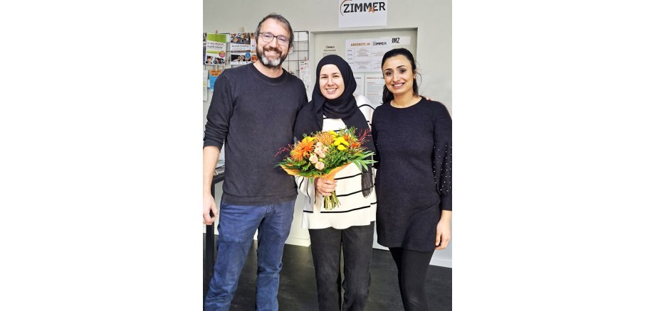 Im Foto Martin Grundl, Özge Gökce mit Blumenstrauß und Fatma Temel