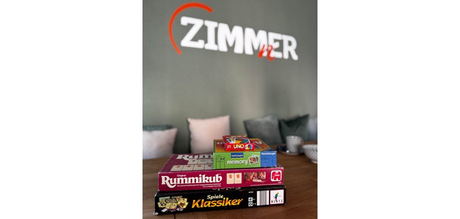Aktuelle Aktion: Basteln im Café kreativ Auf dem Foto sieht man Gesellschaftsspiele auf dem großen Tisch des ZIMMnERs