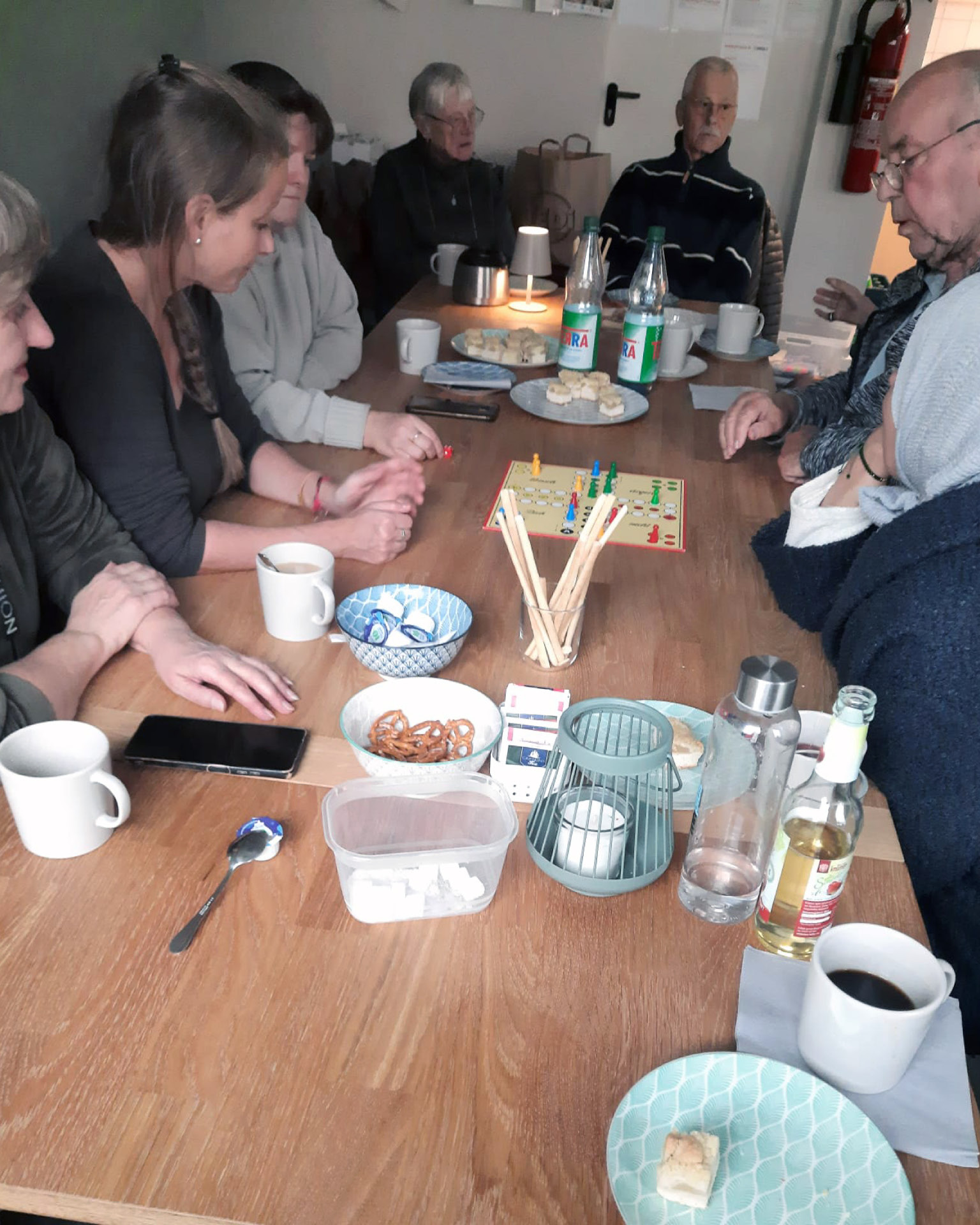 Aktuelle Aktion: Basteln im Café kreativ Auf dem Foto sieht man die Teilnehmer beim Spielen