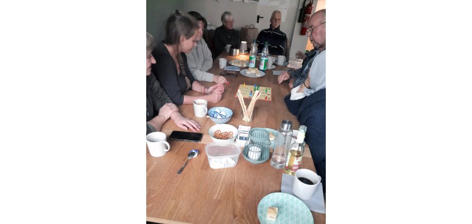 Aktuelle Aktion: Basteln im Café kreativ Auf dem Foto sieht man die Teilnehmer beim Spielen