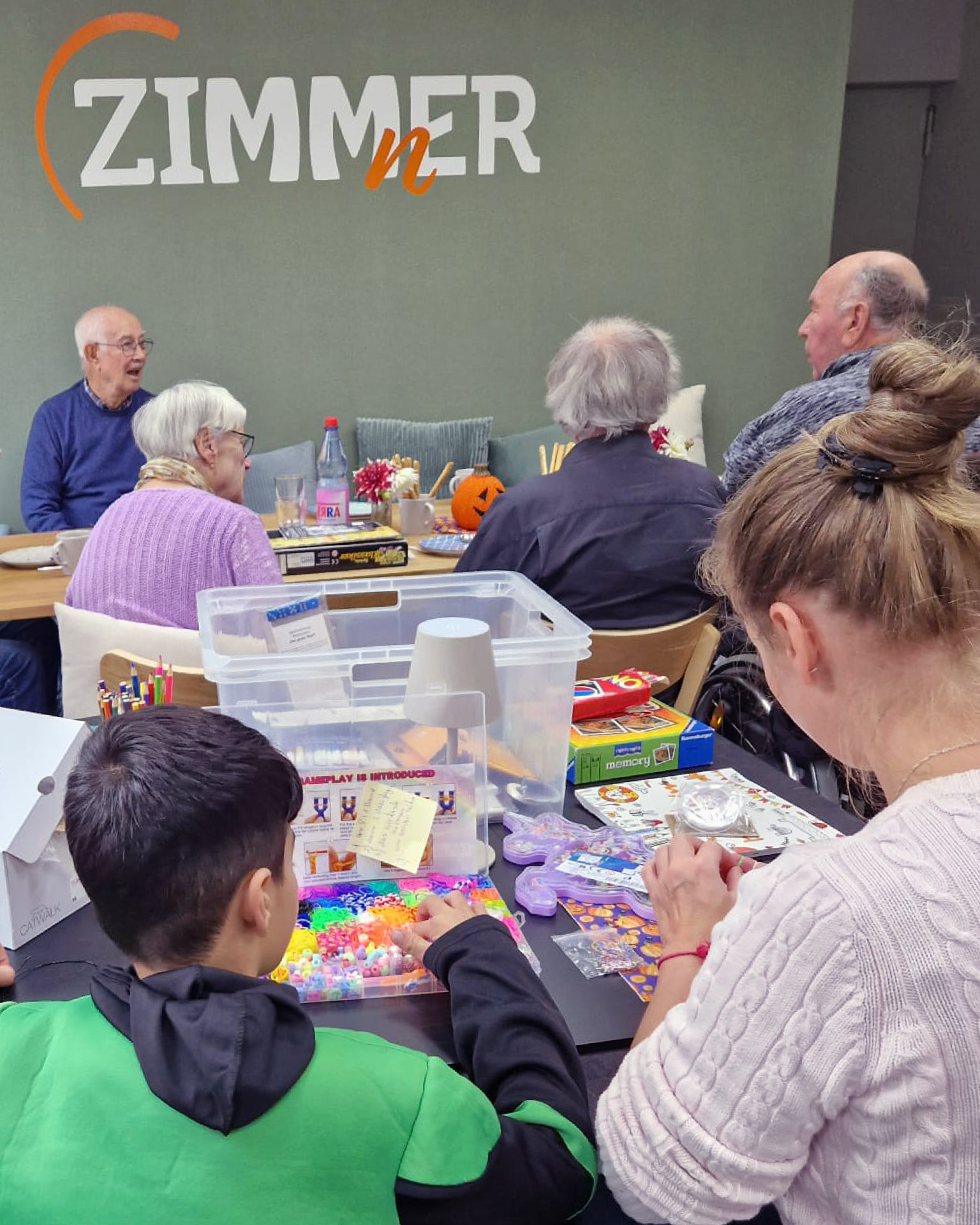 Aktuelle Aktion: Weihnachtssterne basteln Auf dem Foto sieht man die Teilnehmer beim Spielen