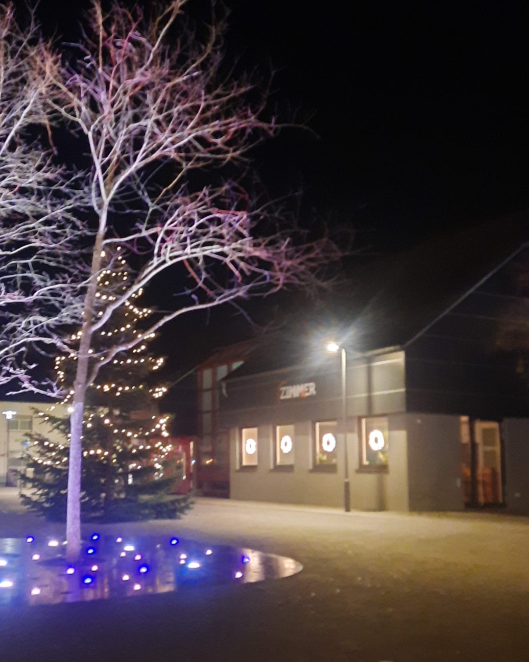 Im Foto ist das weihnachtlich beleuchtete ZIMMnER von außen zu sehen
