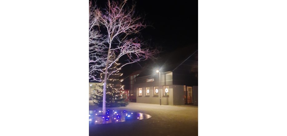 Im Foto ist das weihnachtlich beleuchtete ZIMMnER von außen zu sehen