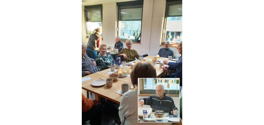 Café kreativ – freitags im ZIMMnER Im Foto sind Teilnehmende beim gemütlichen Beisammensein zu sehen, im kleinen Foto der Waffel backende Herr