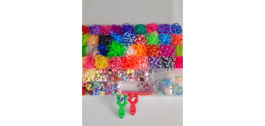 Auf dem Foto ist der Materialkasten fürs Armbänderbasteln zu sehen.