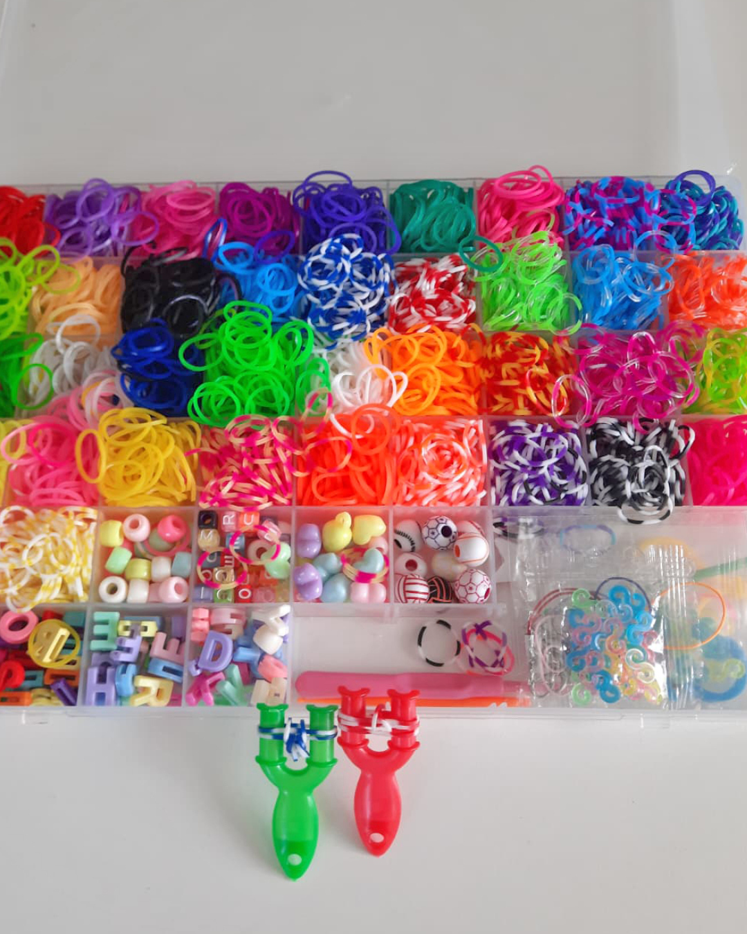 Freitags im Café kreativ Auf dem Foto ist der Materialkasten fürs Armbänderbasteln zu sehen.