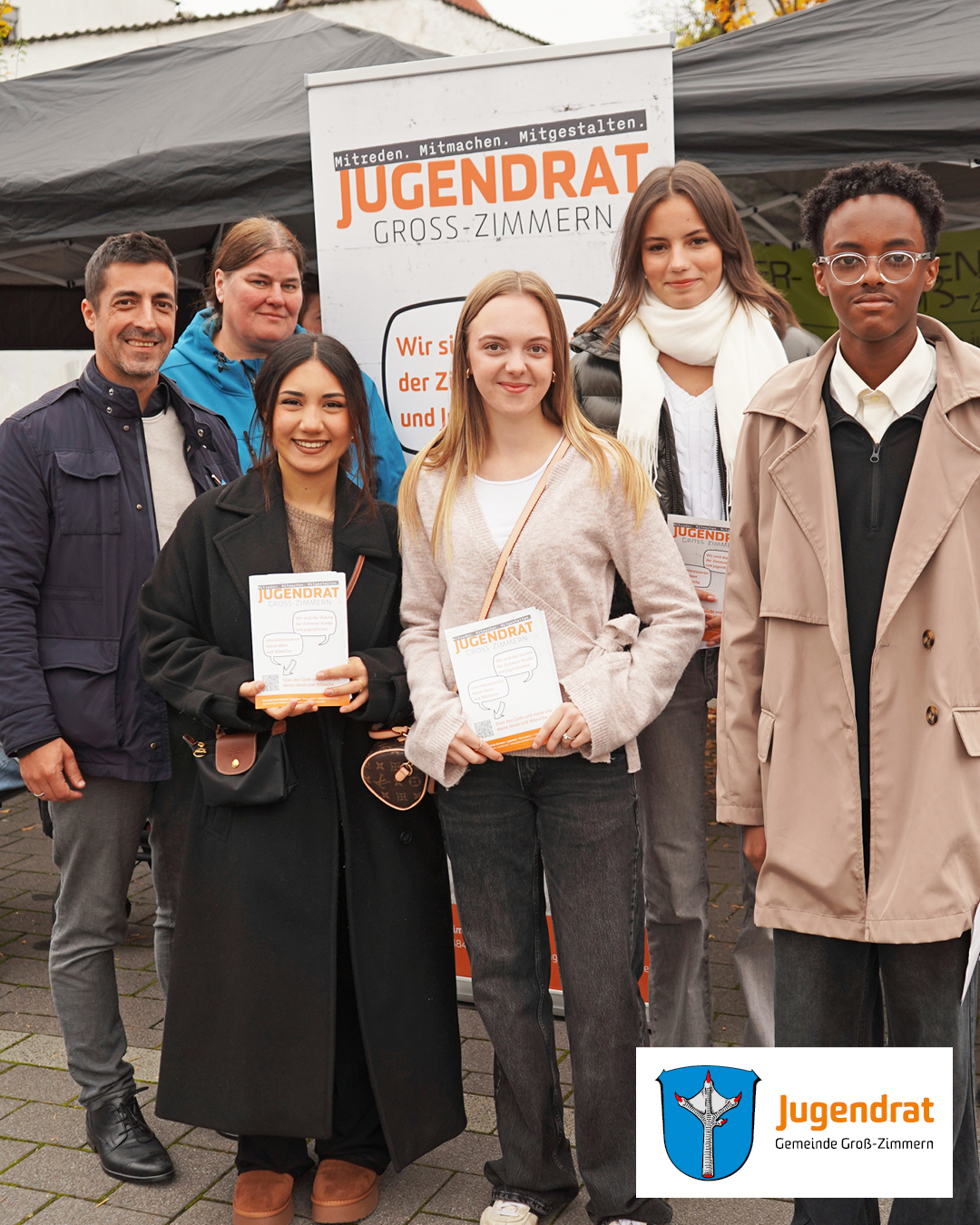 Jugendrat-Kürbismarkt Auf dem Foto sind 6 Jugendratsmitglieder zu sehen