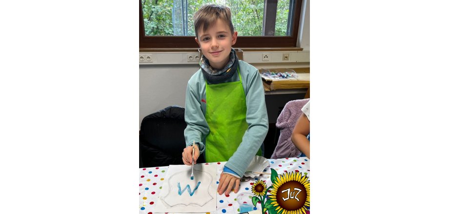 Ferienspiele Herbst Auf dem Bild zu sehen ist die Anfertigung eines Schildes für Helden