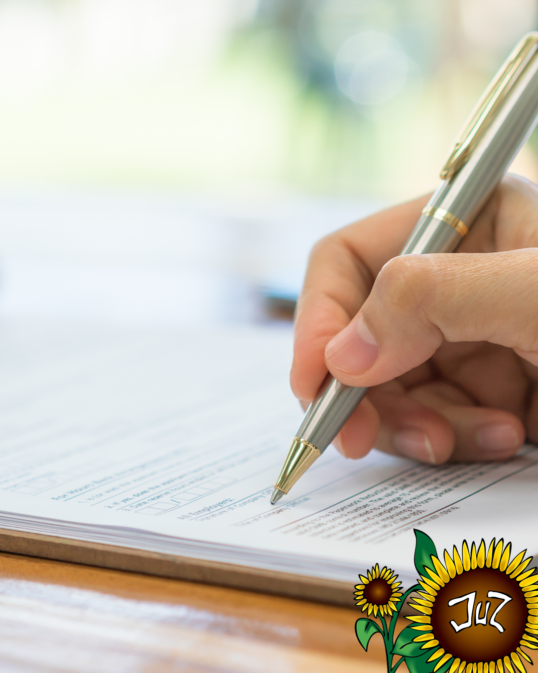 Im Foto sieht man eine Hand mit Kugelschreiber über einem Formular