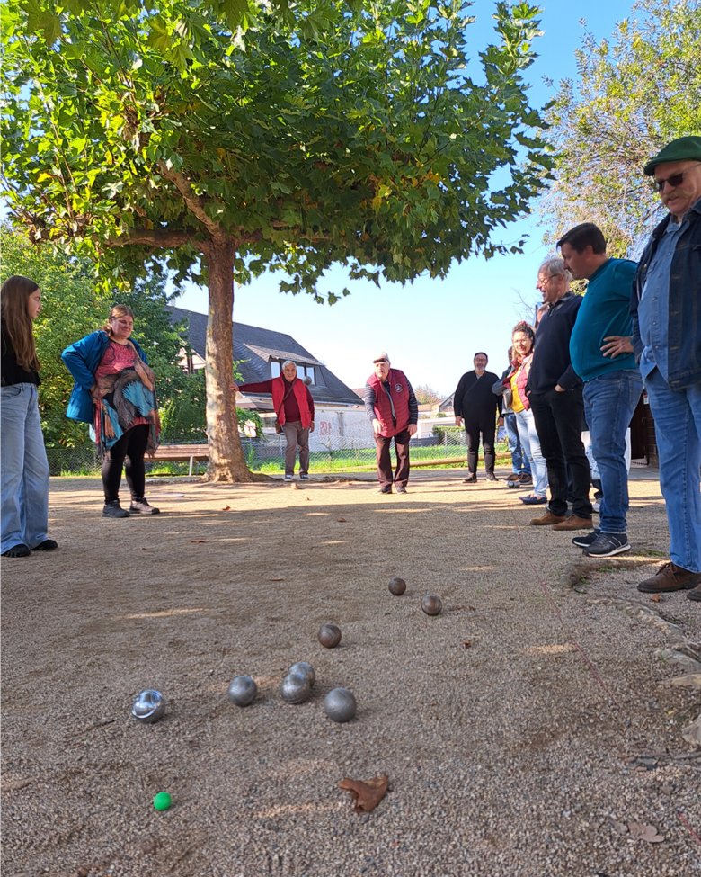 Verschwisterung_Kürbismarkt Auf dem Bild sieht man die Gäste aus den Partnerkommunen beim Petanque-Spielen