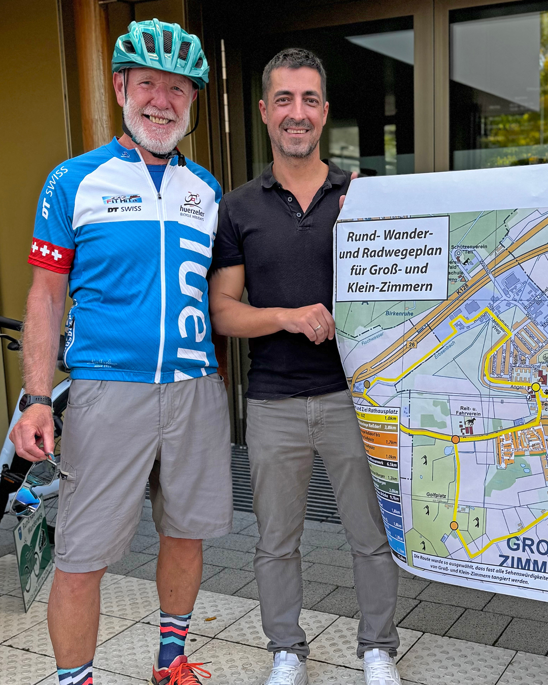 Auf dem Foto sind die beiden mit dem Plan Radrundweg zu sehen