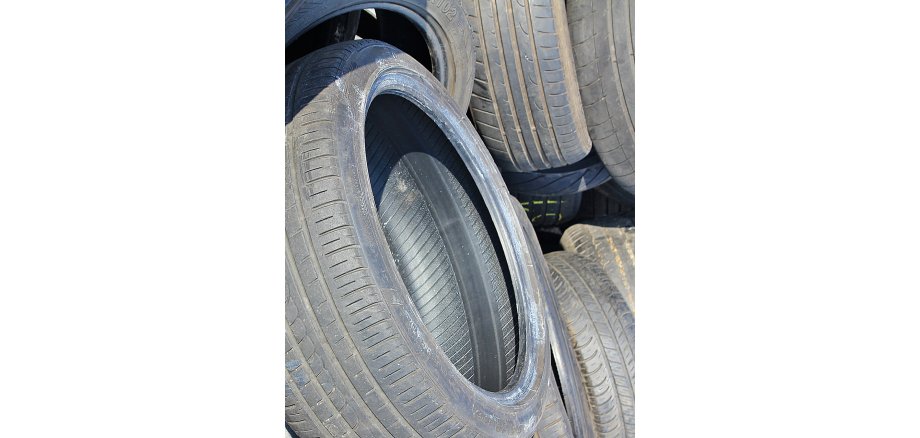 Es sind Altreifen abgebildet