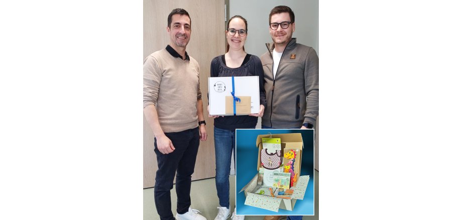 Auf dem Foto sind die Eltern mit Bürgermeister Mark Pullmann bei der Übergabe der BabyInfoBox zu sehen.