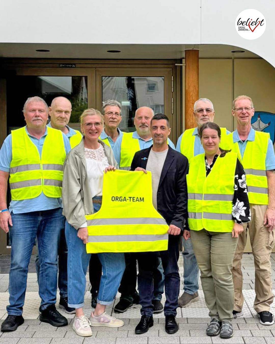 Gestaltung der Vitrinen mit Markt-Szenen des Jubiläums-Jahrmarkts Auf den Fotos sind die bunt gestalteten Vitrinen zu sehen