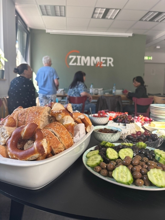 Im Foto ist ein ansprechend gedeckter Frühstückstisch zu sehen