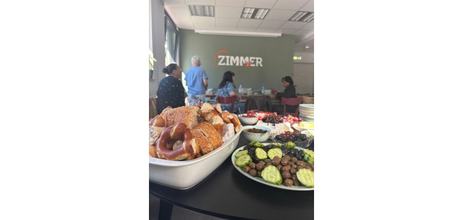 Im Foto ist ein ansprechend gedeckter Frühstückstisch zu sehen