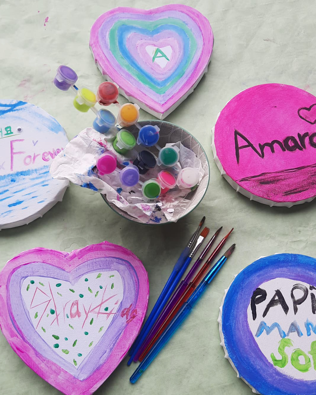 Café kreativ – freitags im ZIMMnER Auf den Fotos sind die bemalten Leinwände zu sehen