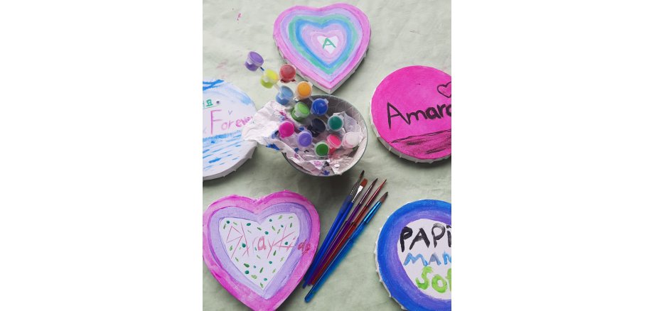 Café kreativ – freitags im ZIMMnER Auf den Fotos sind die bemalten Leinwände zu sehen