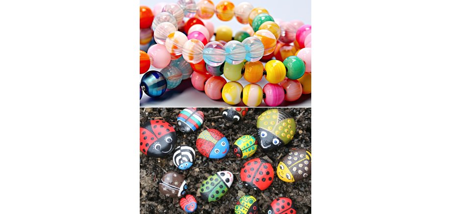 Auf dem Foto sieht man oben bunte Perlenarmbänder und unten bunt bemalte Steine