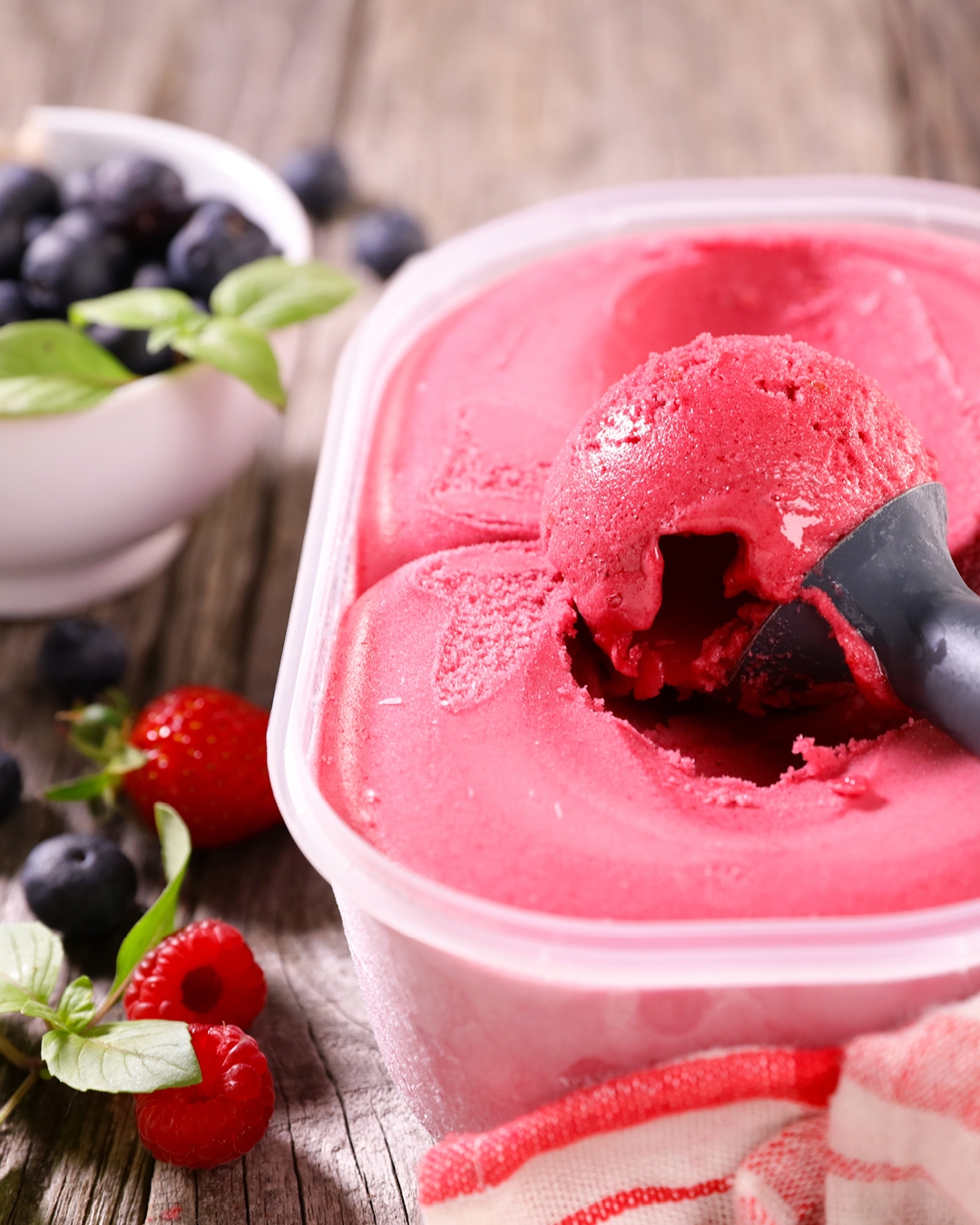 Auf dem Foto sieht man Eis und frisches Obst