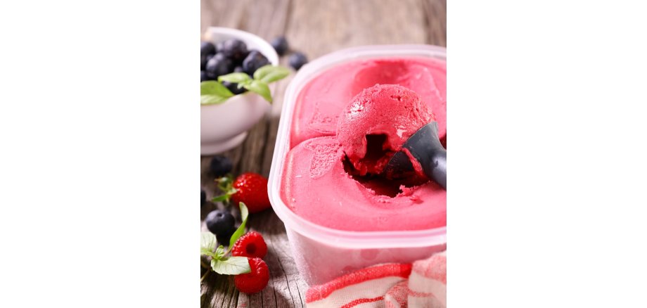 Auf dem Foto sieht man Eis und frisches Obst
