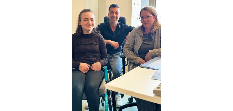 Schülerpraktikum im Rathaus Auf dem Bild ist die Praktikantin mit dem Bürgermeister und einer Mitarbeiterin der Gemeindekasse zu sehen