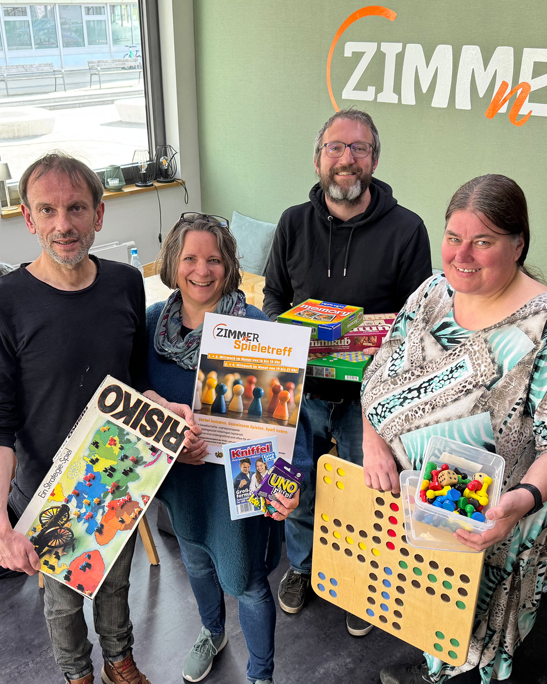 Auf dem Foto ist das Team des Spieletreffs zu sehen