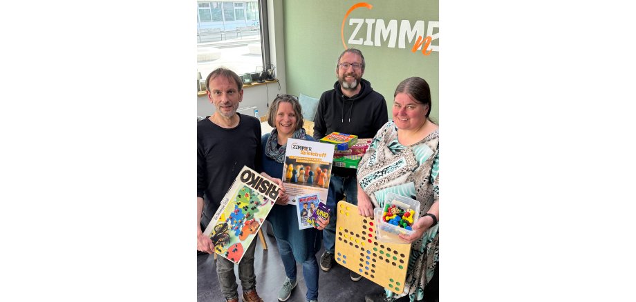 Auf dem Foto ist das Team des Spieletreffs zu sehen