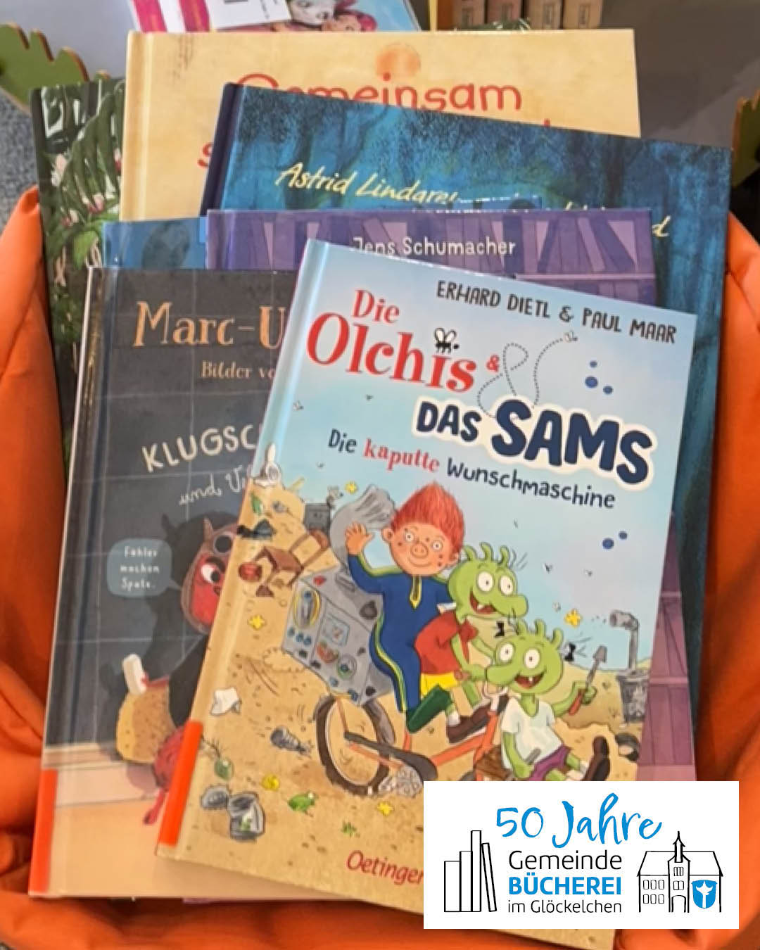 Auf dem Foto ist ein Stapel Kinderbücher zu sehen